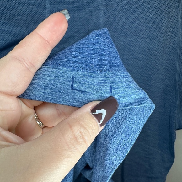 Lululemon Men’s Metal Vent Tech Shirt v-neck sz.L - Picture 4 of 4